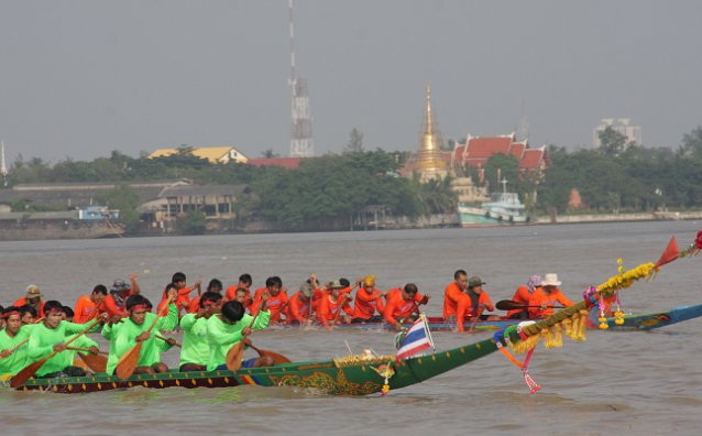 แข่งขันเรือยาว หน้าเมืองพระประแดง ประจำปี 2554